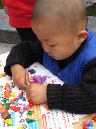 樂為魔珠可以鍛煉小小孩的手指肌肉力量以及動作協(xié)調(diào)性。