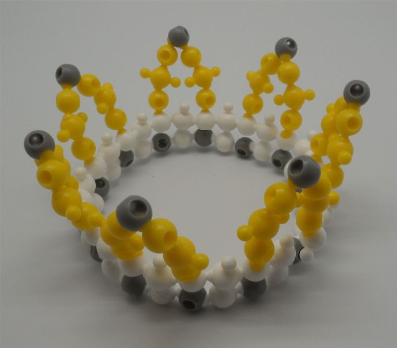 康橋中學(xué)手工創(chuàng)意坊樂(lè)為魔珠造型作品，皇冠